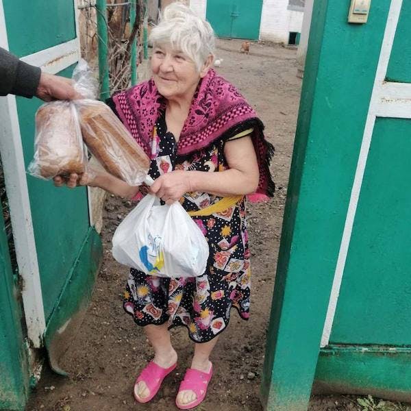 Ältere Menschen in der Ukraine bekommen Hilfe von MHU